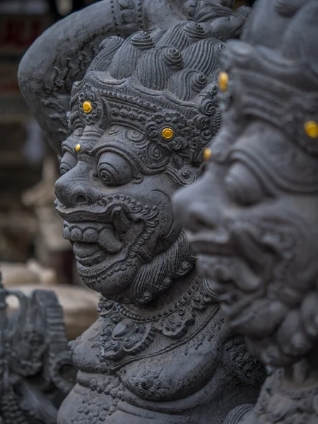 Steinskulptur an der Eingangstür des Tempels in Bali — Stockfoto