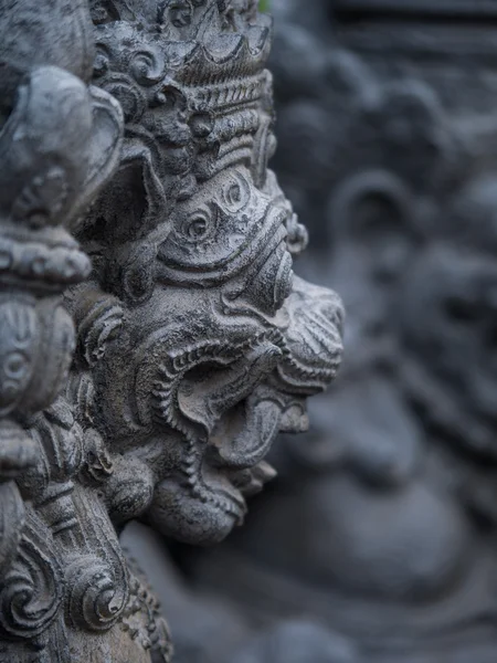 Stenskulptur på entrédörren i templet i Bali — Stockfoto