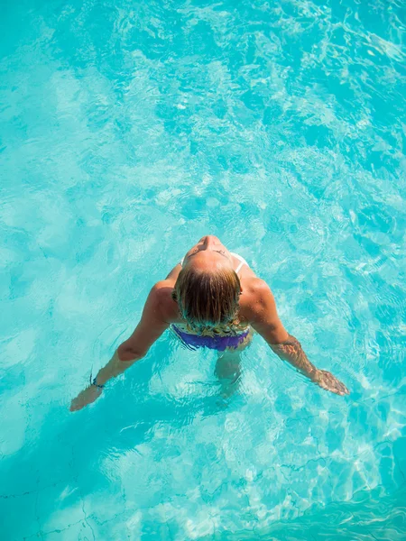 Femme dans la piscine — Photo