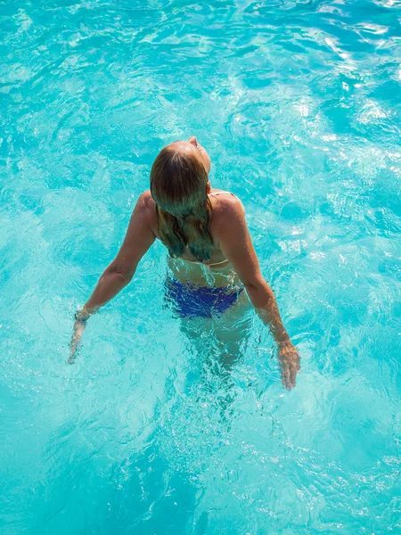 Femme dans la piscine — Photo