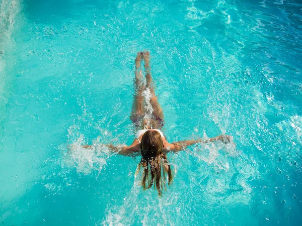 Femme dans la piscine — Photo