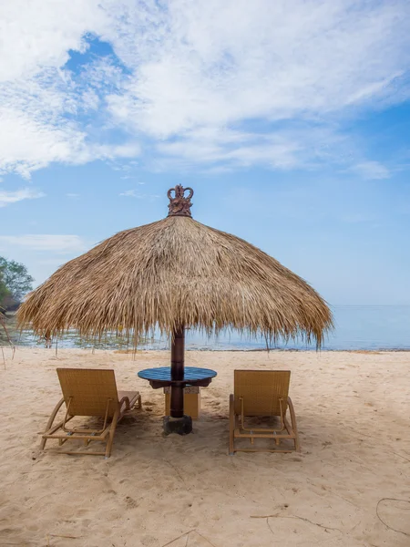 Relaksujące fotele kanapa z parasolem na białej, piaszczystej plaży — Zdjęcie stockowe