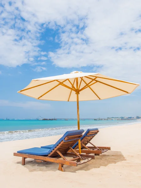 Sillas de sofá relajantes con sombrilla en la playa de arena blanca —  Fotos de Stock