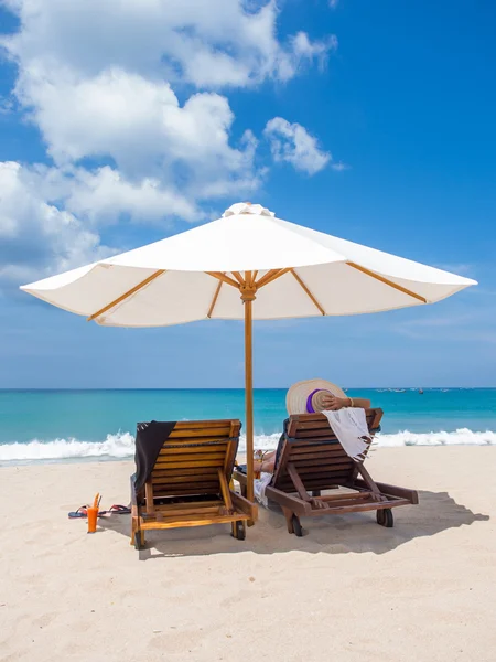 Dame mit weißem Hut sitzt in Chaiselongue — Stockfoto