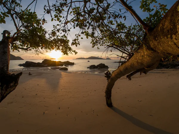 Playa en Tailandia al amanecer — Foto de Stock