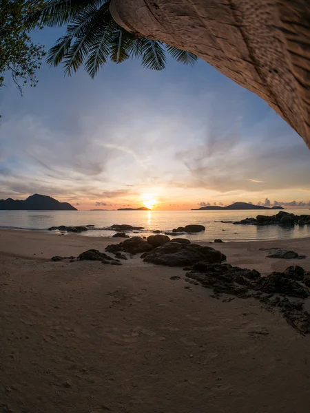 Praia na Tailândia ao nascer do sol — Fotografia de Stock