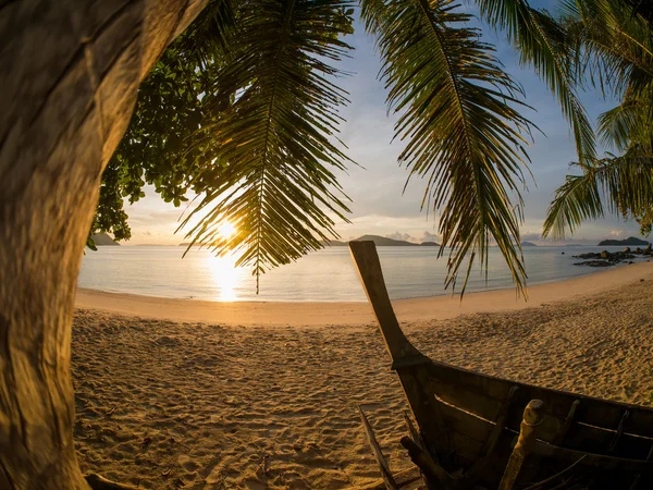 Playa en Tailandia al amanecer — Foto de Stock