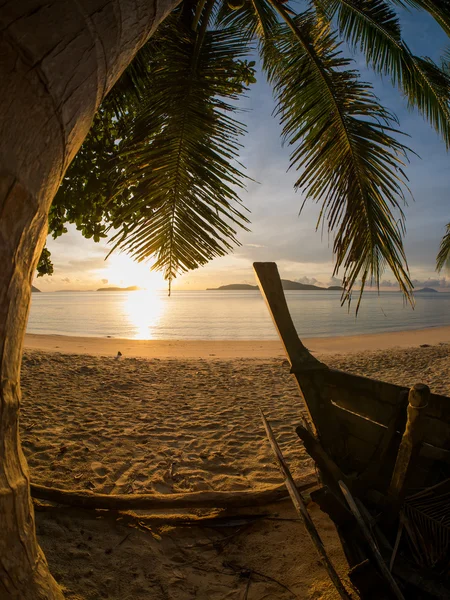 Plage en Thaïlande au lever du soleil — Photo