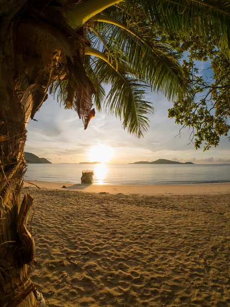 Playa en Tailandia al amanecer — Foto de Stock