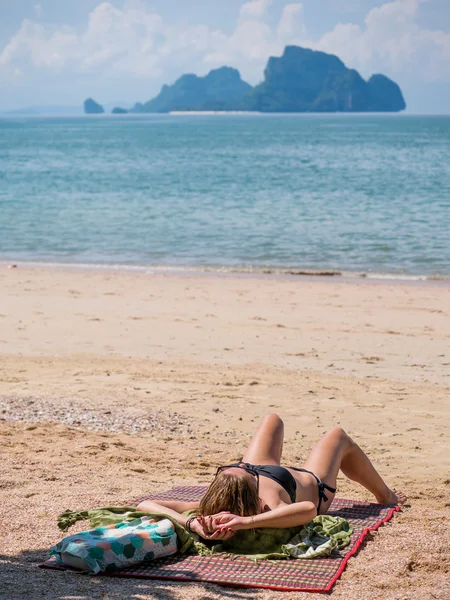 Vacker kvinna på stranden. — Stockfoto