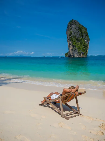 Schöne Frau am Strand. — Stockfoto