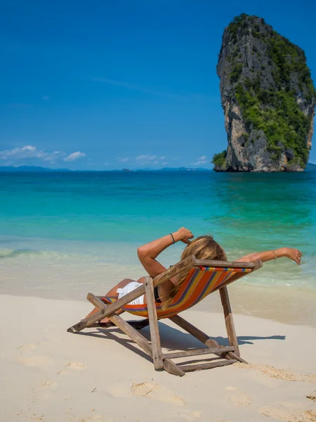 Schöne Frau am Strand. — Stockfoto