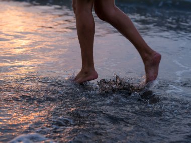 Plaja yürüyerek kadın