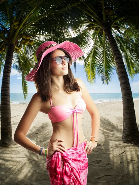 Mooie vrouw op het strand. — Stockfoto