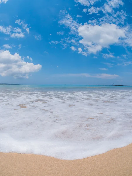 Praia de areia e onda — Fotografia de Stock