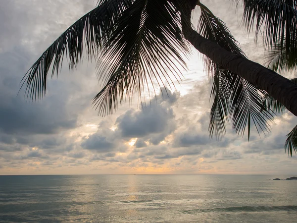 Ανατολή του ηλίου στη θάλασσα στο νησί Koh Samui — Φωτογραφία Αρχείου