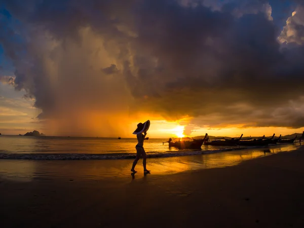 Nő a tengerparton naplementekor, Ao Nanag Krabi Beach — Stock Fotó