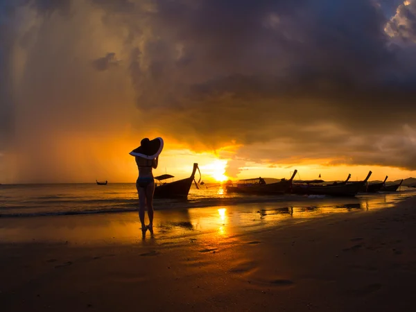 Žena na pláži při západu slunce na pláži Ao Nanag v Krabi — Stock fotografie