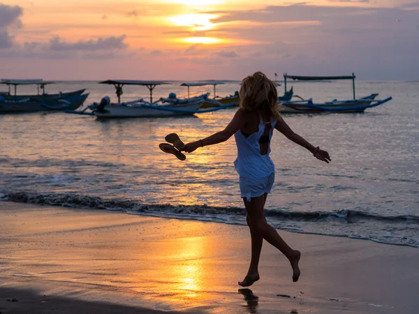 Frau am strand in bali indonesien — Stockfoto