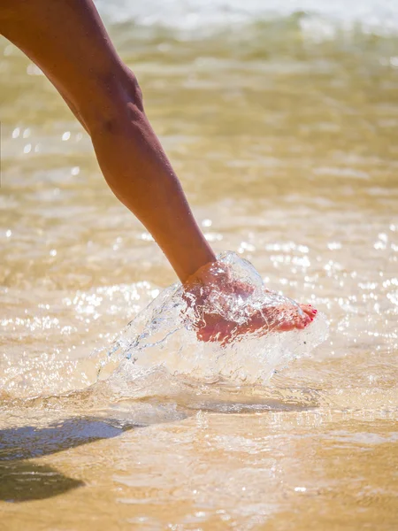 Vrouw voet op het strand — Stockfoto