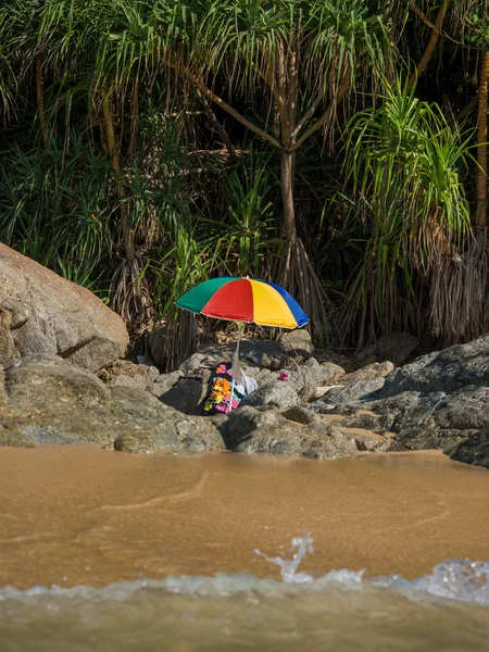 Parapluie sur la plage à Phuket — Photo