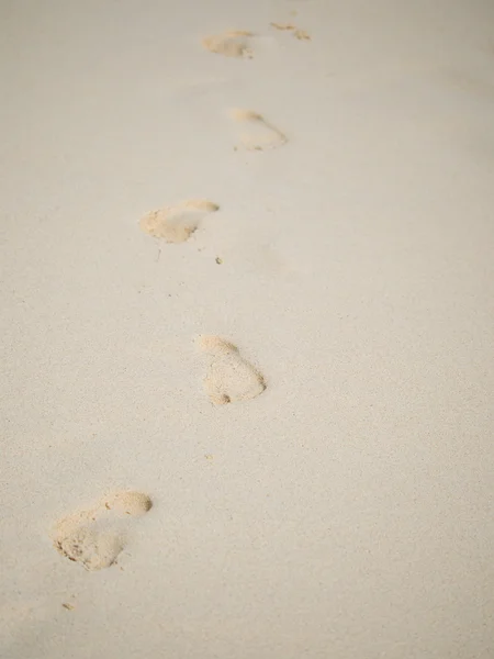 Fotspår på sandstranden — Stockfoto