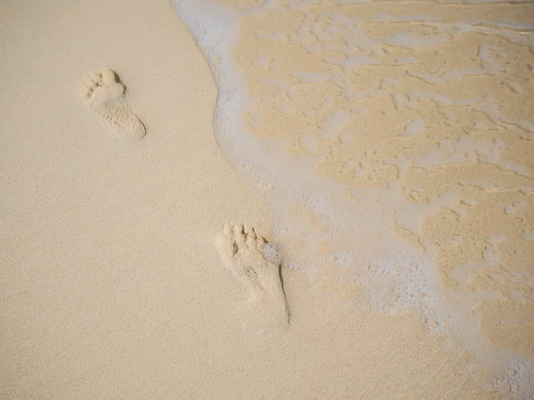Fußabdrücke am Sandstrand — Stockfoto