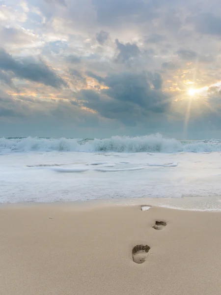 Voetafdrukken op het strand — Stockfoto