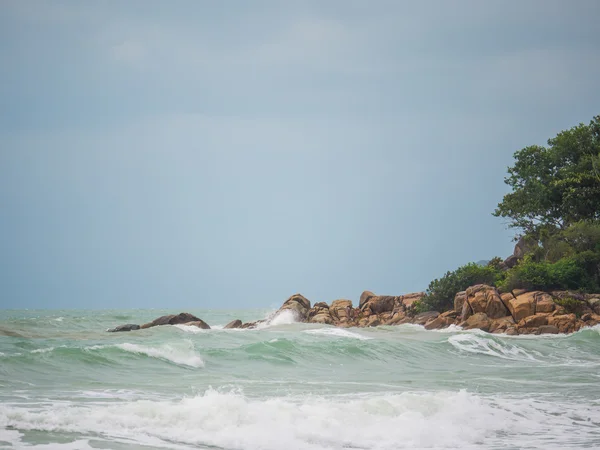 Бурный день на пляже Чавенг на Ко Самуи — стоковое фото
