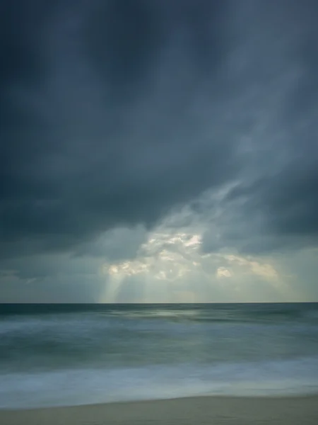 暴风雨中在苏梅岛查汶海滩的一天 — 图库照片
