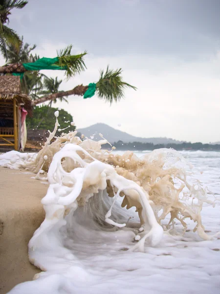 Giornata tempestosa nella spiaggia di Chaweng a Koh Samui — Foto Stock
