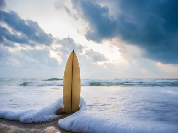 Surfplank op het strand — Stockfoto