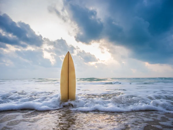 Surfboard on the beach — Stock Photo, Image