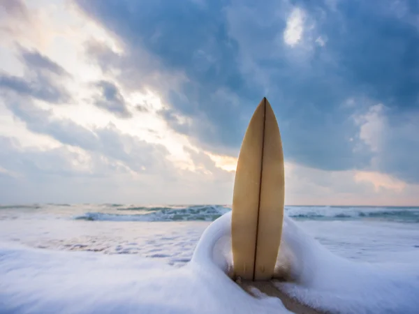 Surfplank op het strand — Stockfoto