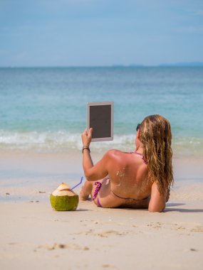 Sahilde güzel bir kadın.