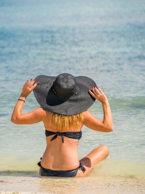 Sahilde güzel bir kadın.