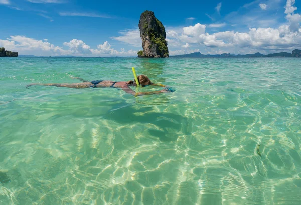 Schöne Frau am Strand. — Stockfoto