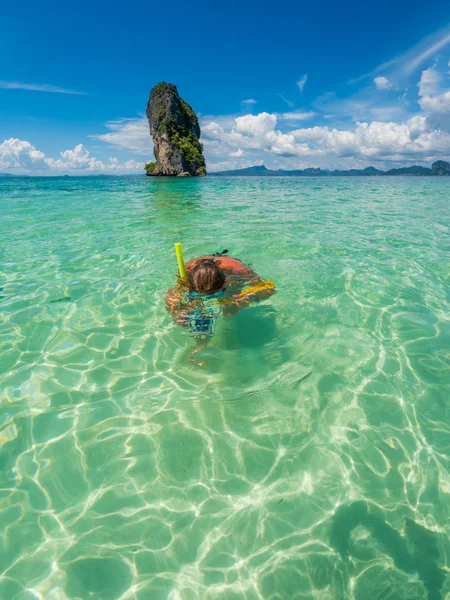 美丽的女人浮潜泰国甲米 — 图库照片