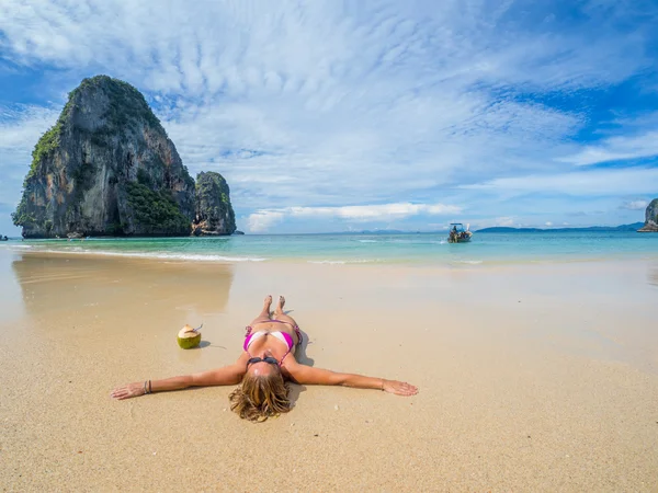 Bela mulher na praia. — Fotografia de Stock