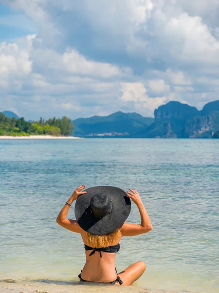 Mooie vrouw op het strand. — Stockfoto