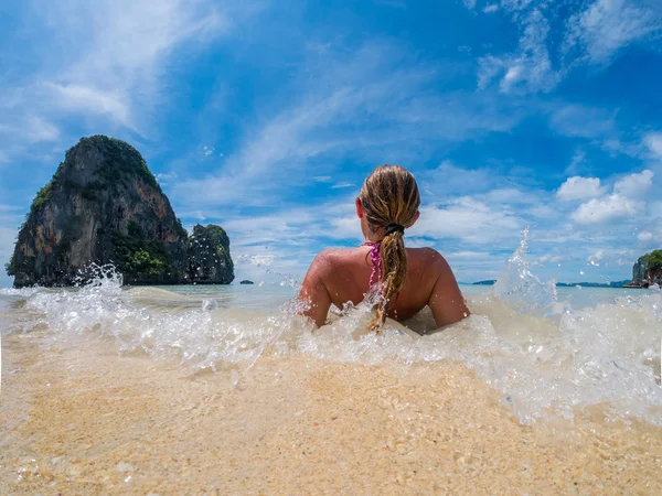 Belle femme sur la plage. — Photo