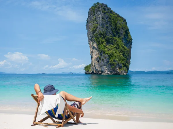 Uomo rilassante sulla spiaggia — Foto Stock