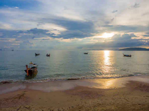 Puesta de sol tropical en la playa. Ao-Nang. Cangrejo —  Fotos de Stock