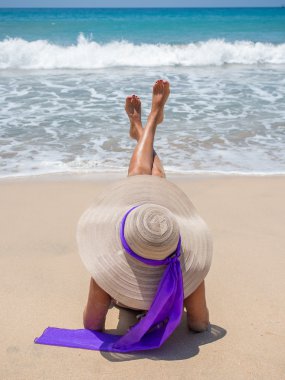 Sahilde güzel bir kadın.