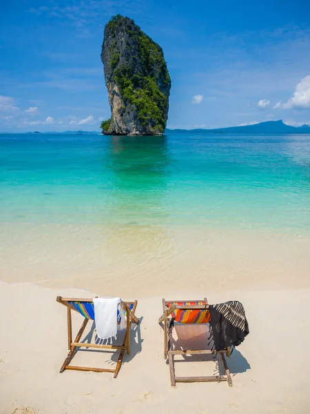 Sedia sulla bellissima spiaggia — Foto Stock