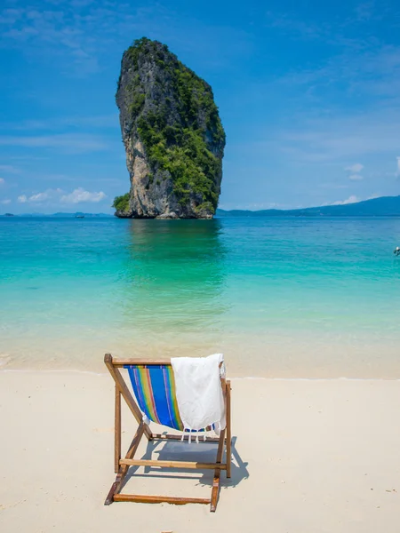 坐在椅子上美丽的海滩 — 图库照片