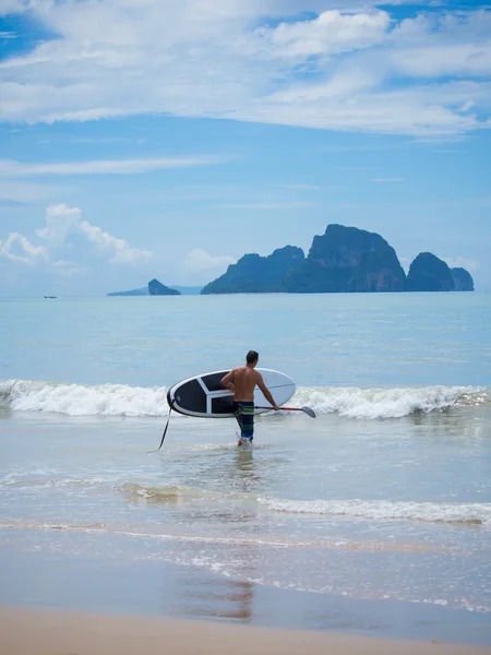 Homme Stand up paddle surf en Thaïlande — Photo