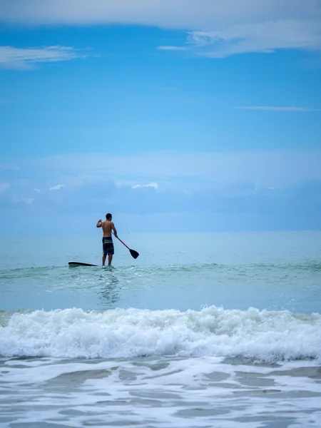 Man Stand up paddle surf na Tailândia — Fotografia de Stock