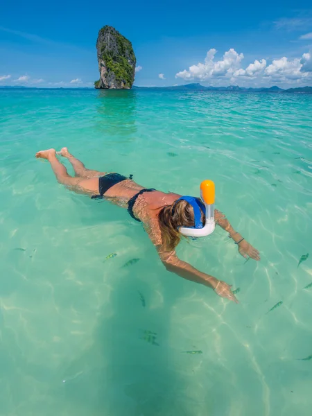 Donna che fa snorkeling a Krabi Thailandia — Foto Stock