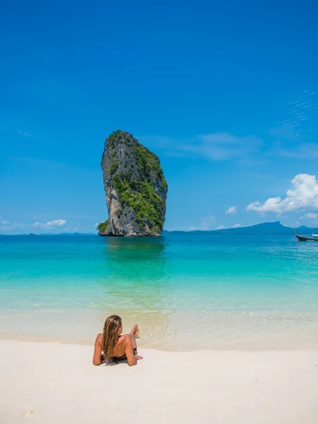 Una donna sulla spiaggia. Isola di Poda. Tailandia — Foto Stock